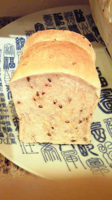 国産小麦粉黒米山食_加工前